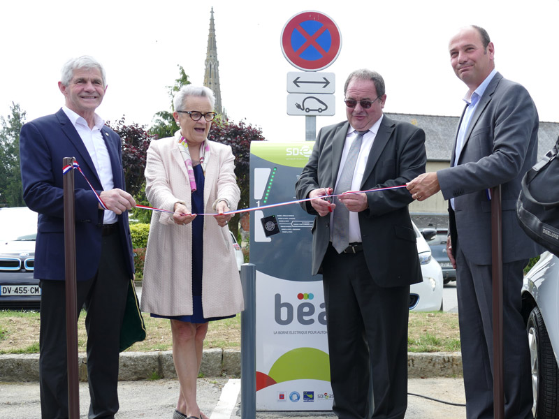 Inauguration borne électrique béa