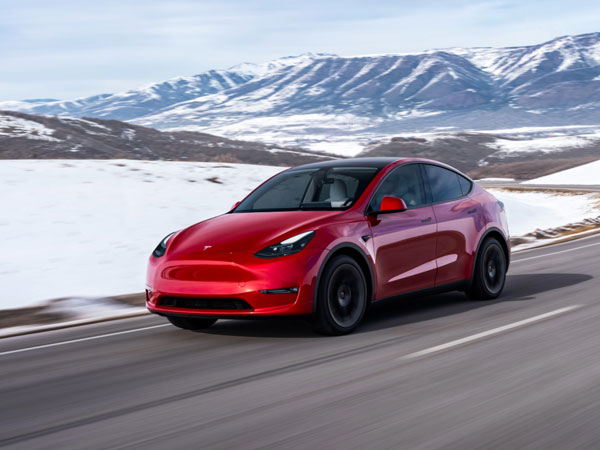 Tesla Model Y qui roule sur une route de montagne