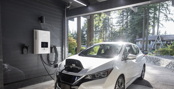 nissan leaf electrique recharge dans un garage 