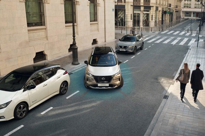 Voiture qui se gare à l'aide du Stationnement automatisé Propilot Park sur le SUV Nissan Xtrail